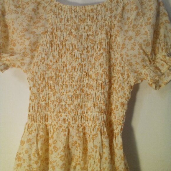 Blu Pepper Blouse Women S Short Sleeve Cropped V-Neck Smocked Floral Tan - Picture 14 of 14